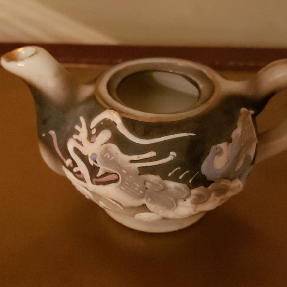 Antique Japanese doll tea cup and pot - Picture 2 of 4